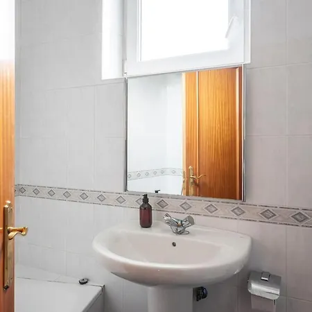 Adosado Con Piscina, Terraza Y Garaje En * Castro-Urdiales